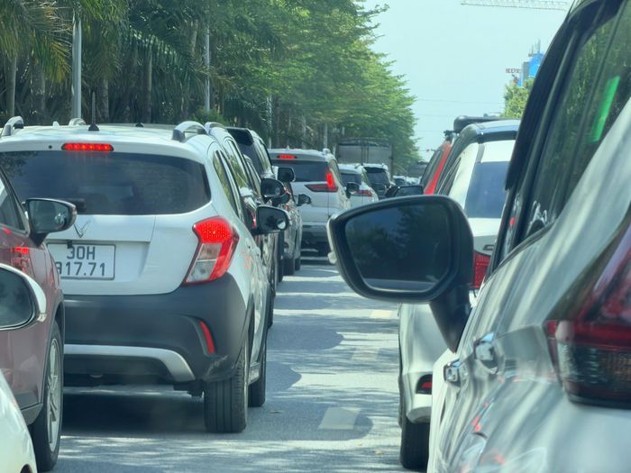 Nhiều tuyến đường ở Hà Nội vẫn đông đúc vào trưa 30/8.