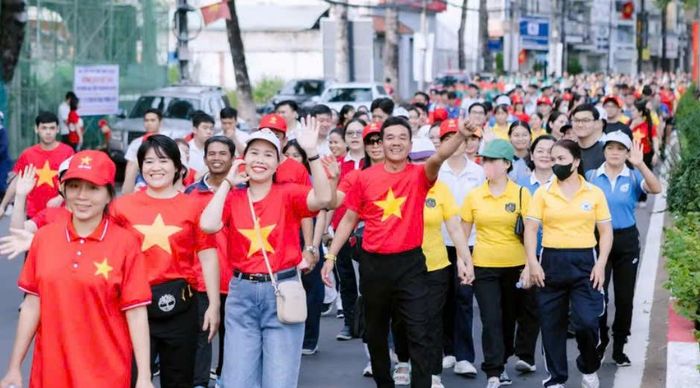 Hơn 30.000 người dân ở các xã, phường TP Đồng Nai hưởng ứng chương trình đi bộ “Cùng Việt Nam tiến bước”.