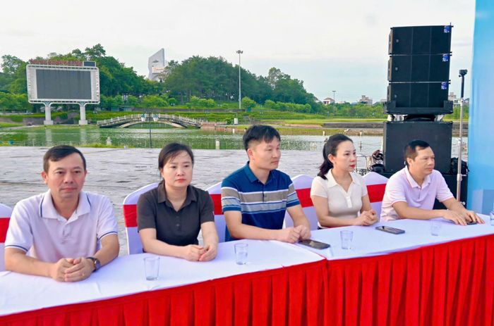 Bà Nguyễn Thị Lương, Giám đốc trung tâm dịch vụ sự nghiệp công phường Vĩnh Phúc ( áo trắng) và các đại biểu dự chương trình.