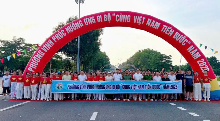 Hàng nghìn cán bộ, lực lượng vũ trang, giáo viên, học sinh và người dân phường Vĩnh Phúc tham gia chương trình đi bộ “Cùng Việt Nam tiến bước” năm 2026.