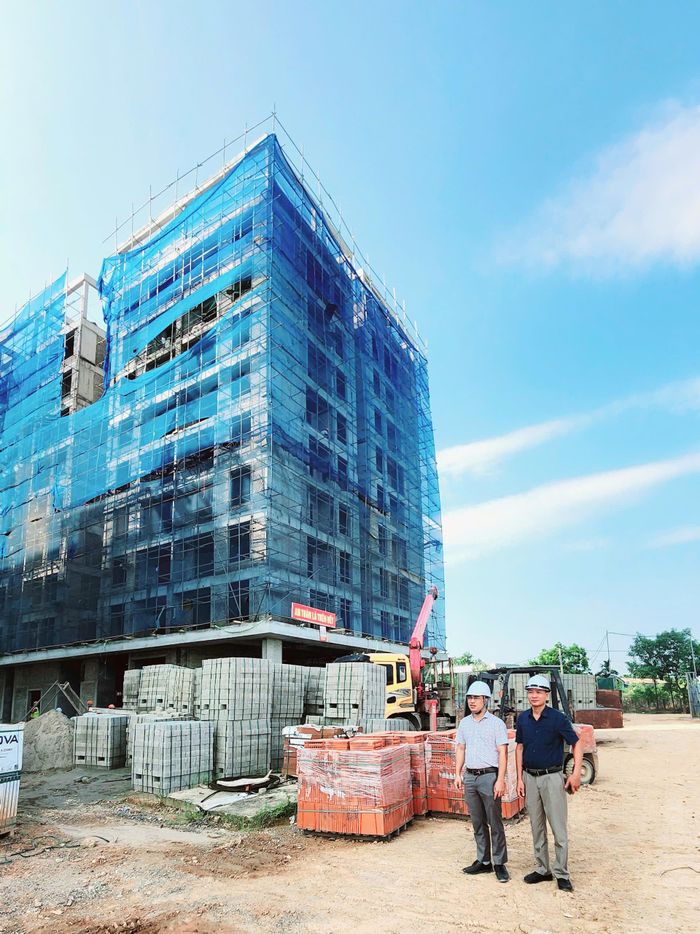 Ông Lê Xuân Lộc, phụ trách Ban quản lý dự án Công ty Cổ phần Xây dựng Thăng Long (trái) Chỉ đạo đơn vị thi công chú trọng an toàn lao động tại các vị trí đảm bảo an toàn lao động.