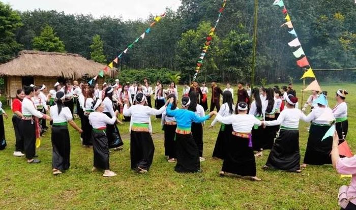 Các điệu múa truyền thống góp sắc màu cho Ngày hội làng Mường. Ảnh: Dư Toán