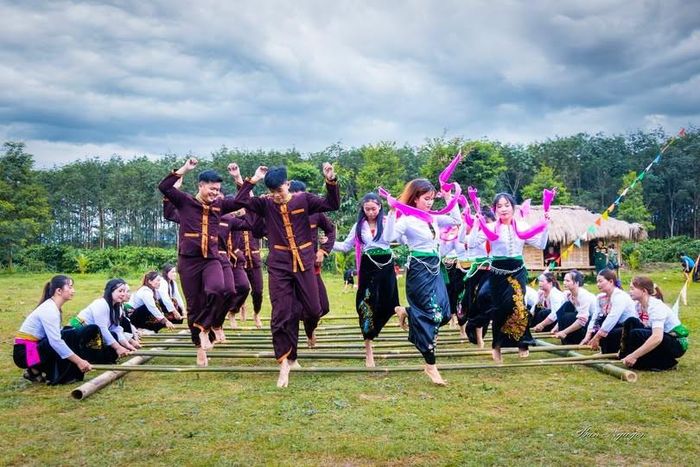 Múa sạp – nét văn hóa đặc trưng của người Mường tại ngày hội. Ảnh: Nguyễn Ban