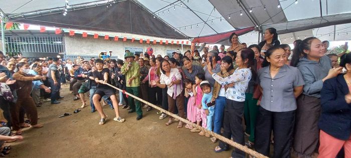 Người dân hào hứng tham gia các trò chơi dân gian tại lễ hội. Ảnh: Đài Truyền Thanh