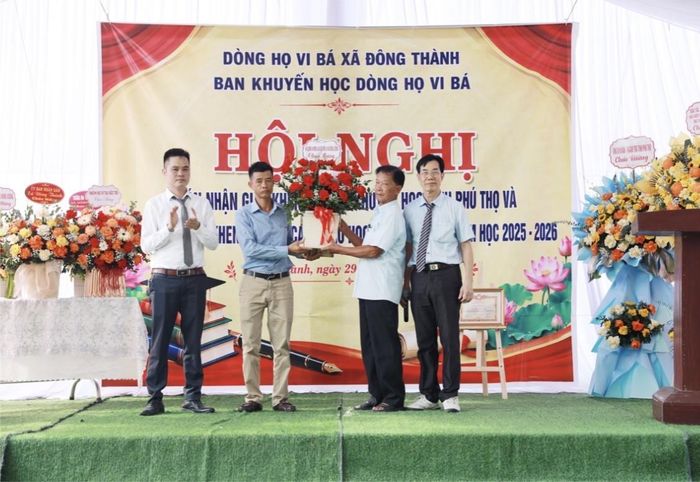 Ông Vi Văn Quyền ( thứ 2 từ bên phải) đại diện họ Vi xã Đồng Lương tặng hoa chúc mừng hội nghị.