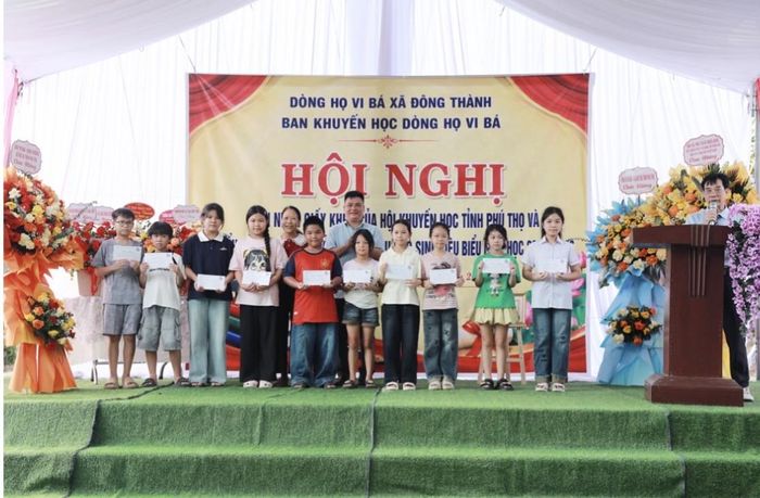 Các cháu nhận khen thưởng tại hội nghị
