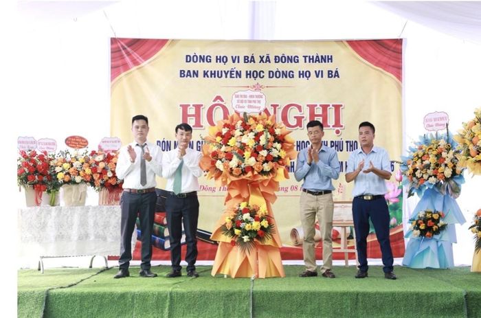 Ông Trang Công Trọng ( thứ 2 từ bên trái), đại diện Ban Thi đua – Khen thưởng, Sở Nội vụ tỉnh Phú Thọ tặng hoa chúc mừng hội nghị.