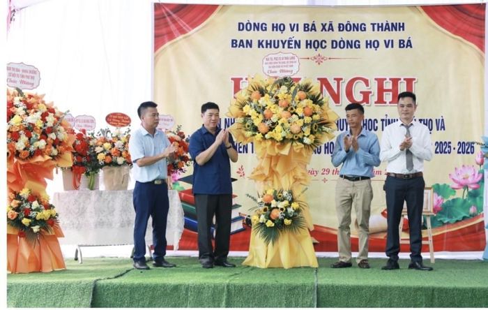 Đại tá, Phó Giáo sư, Tiến sĩ Vi Thái Lang ( áo đen bên trái), Trưởng khoa Khoa học xã hội, nhân văn và tâm lý, Học viện Chính trị Công an nhân dân, Bộ Công an, đại diện Dòng họ Vi Việt Nam chúc mừng hội nghị.