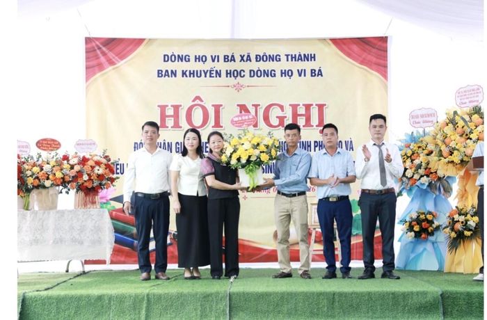 Đại diện các trường tiểu học, mầm non trên địa bàn xã Đông Thành tặng hoa chúc mừng hội nghị.
