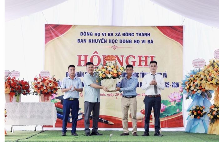 Ông Nguyễn Thế Mạnh ( thứ 2 bên trái), Ủy viên Ban Thường vụ Đảng ủy, Phó Chủ tịch UBND xã Đông Thành tặng hoa chúc mừng hội nghị.