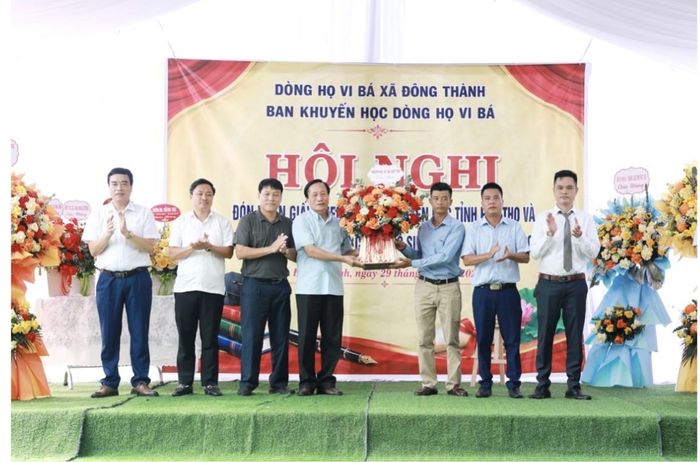 Ông Vi Trọng Lễ, nguyên Ủy viên Ban Thường vụ Tỉnh ủy, nguyên Phó Chủ tịch Thường trực HĐND tỉnh Phú Thọ cùng đại diện đoàn họ Vi Việt Trì chúc mừng hội nghị.