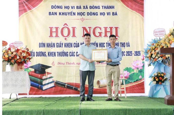 Ông Nguyễn Thế Mạnh, Ủy viên Ban Thường vụ Đảng ủy, Phó Chủ tịch UBND xã Đông Thành trao giấy khen của Hội Khuyến học tỉnh Phú Thọ. ↵