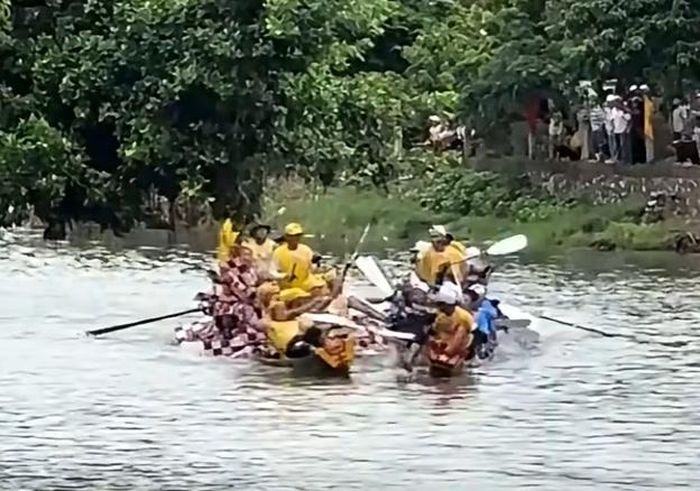Vận động viên thôn Văn Xá và Lộc Hạ dùng mái chèo đánh nhau khiến một người rơi xuống sông. (Ảnh: Hoàng Anh)