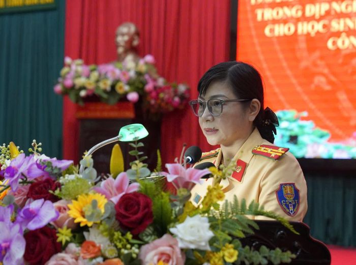 Đại tá Ninh Thị Minh Hoa, Trưởng phòng Cảnh sát giao thông (PC08), Công an tỉnh Gia Lai trực tiếp kiểm tra, chỉ đạo triển khai nhiệm vụ tại các chốt.