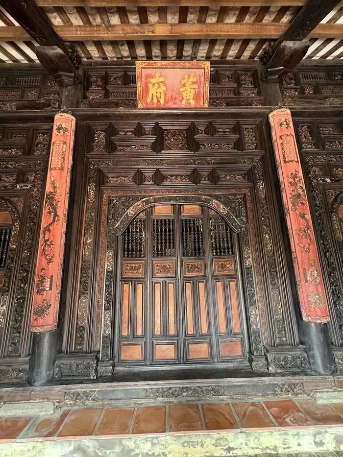 Những mảng chạm khắc tinh xảo trên bao lam, cửa và liễn gỗ tái hiện thế giới hoa lá, chim muông cùng những hình ảnh gần gũi của đời sống Nam Bộ. Ảnh: Tường Quang