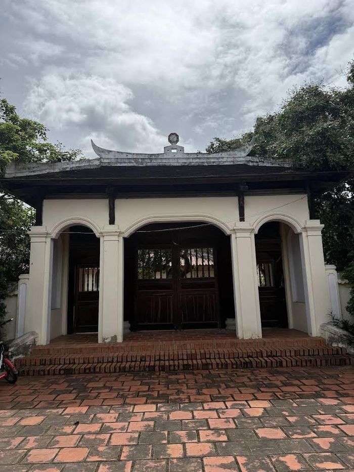Mái ngói âm dương và hệ thống khung gỗ mang đậm dấu ấn nhà rường Huế, tạo nên nét kiến trúc riêng biệt của Huỳnh Phủ giữa miền sông nước Nam Bộ. Ảnh: Tường Quang