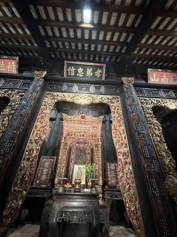 Gian thờ được trang trí trang trọng với khánh thờ, hoành phi, câu đối sơn son thếp vàng, hội tụ nhiều giá trị nghệ thuật và văn hóa của Nhà cổ Huỳnh Phủ. Ảnh: Tường Quang