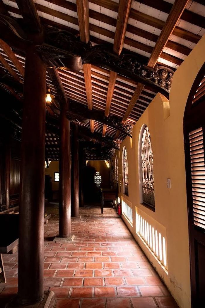 Hệ thống cột gỗ lớn bên trong ngôi nhà tạo nên không gian vững chãi, đồng thời thể hiện kỹ thuật dựng nhà công phu của những người thợ xưa. Ảnh: Tường Quang