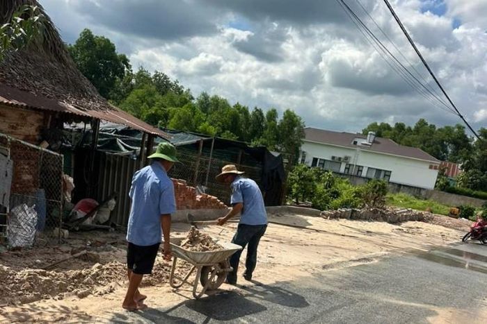 Nhân viên Công ty Dương thường xuyên vệ sinh, thu dọn cát trên tuyến đường, giữ gìn mặt đường sạch sẽ, thông thoáng và an toàn.