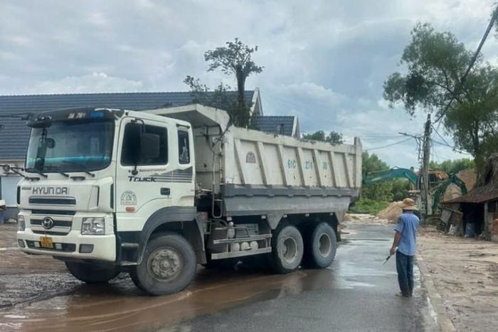 Công ty Dương tăng cường tưới nước trên tuyến đường vận chuyển, hạn chế bụi và phát tán vật liệu, góp phần bảo vệ môi trường.