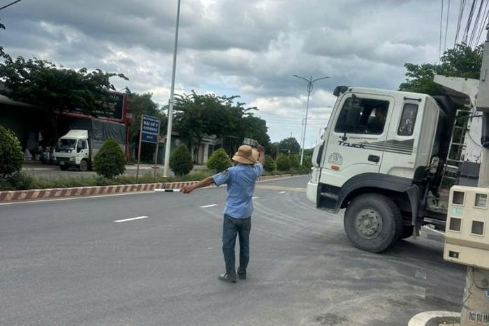 Nhân viên Công ty Dương túc trực tại đầu tuyến đường 044 Mỹ Phước, hướng dẫn phương tiện ra vào, góp phần bảo đảm an toàn giao thông.