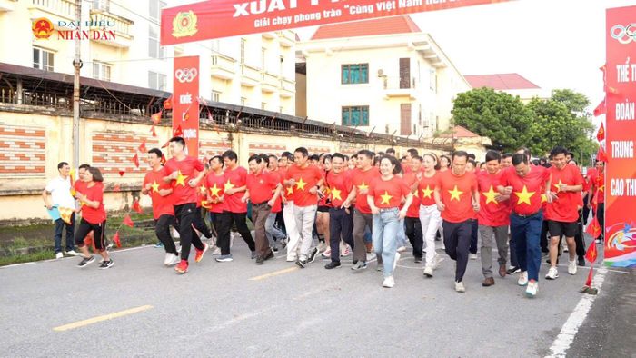Hàng trăm người dân cùng đồng loạt sải những bước chân tự hào đầu tiên, mang theo khí thế sục sôi của ngày hội non sông.