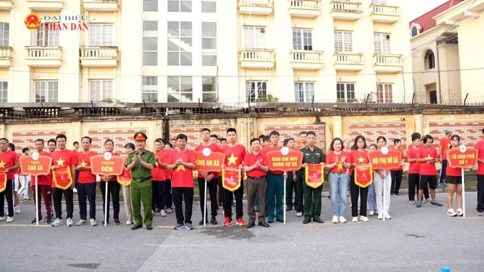Từ sáng sớm, nhiều người dân cùng đại diện các cơ quan, ban, ngành, đoàn thể và lực lượng vũ trang xã Hoài Đức đã tề tựu đông đủ tại khu vực trung tâm dịch vụ tổng hợp.