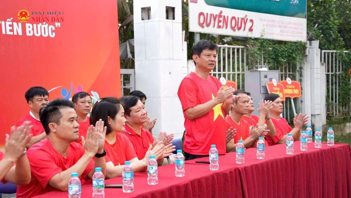 Trong sắc áo cờ đỏ sao vàng rực rỡ, không khí nơi đây trở nên rộn ràng, náo nức hơn bao giờ hết. Tất cả đều chung một niềm háo hức, chờ đợi giây phút chính thức bước vào hành trình mang đầy ý nghĩa tự hào.