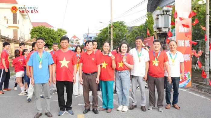 Các đại biểu chụp ảnh lưu niệm tại sự kiện.