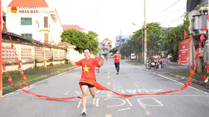 Là một trong những người về đích đầu tiên, chị L. (đoàn viên thanh niên xã Hoài Đức) hào hứng chia sẻ: "Hoàn thành chặng đường hôm nay không chỉ là cách để vượt qua giới hạn bản thân, rèn luyện sức khỏe mà còn mang ý nghĩa lớn lao hơn thế. Những bước chân đồng hành cùng mọi người thực sự đã tiếp thêm cho thế hệ trẻ chúng tôi ngọn lửa nhiệt huyết, đúng như tinh thần 'Cùng Việt Nam tiến bước'."