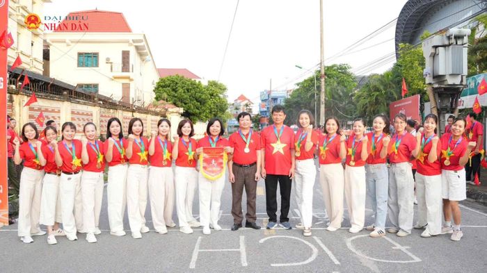 Các đại biểu chụp ảnh lưu niệm tại sự kiện.
