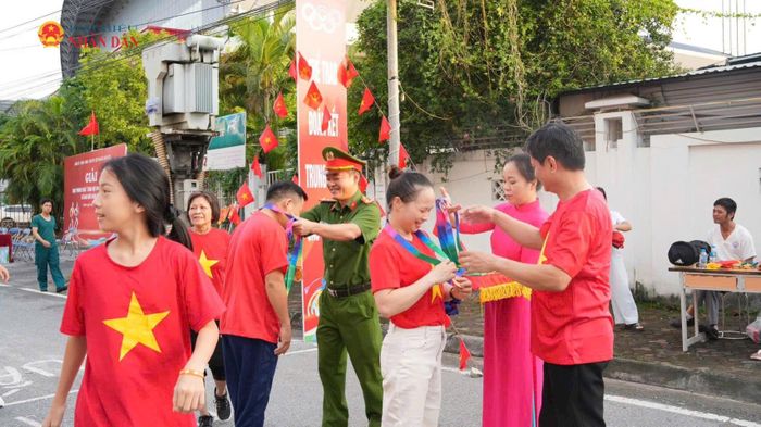 Đại diện lãnh đạo địa phương trao huy chương cho đại biểu tham gia chương trình.