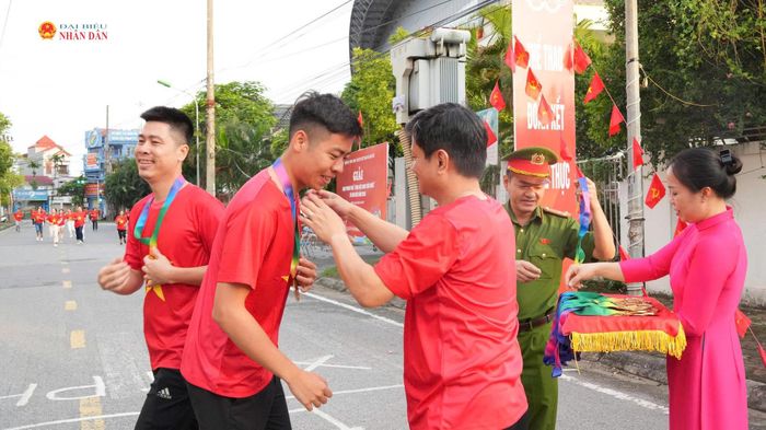 Đại diện lãnh đạo địa phương trao huy chương cho đại biểu tham gia chương trình.