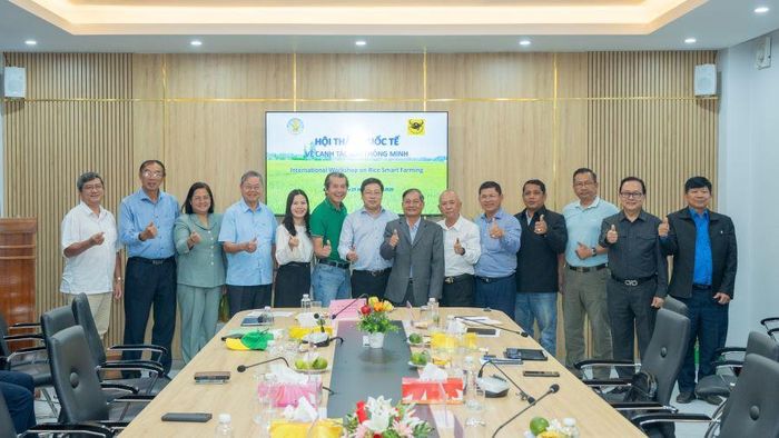 Các đại biểu hai quốc gia chụp hình lưu niệm sau buổi Hội thảo quốc tế về Canh tác lúa thông minh tại Viện lúa Đồng bằng sông Cửu Long ngày 29/8. Ảnh: BFC
