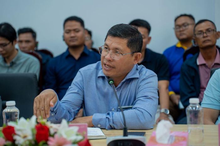 TS. Kong Kea - Cục trưởng Cục Lúa gạo, Tổng cục Nông học - Bộ Nông nghiệp, Lâm nghiệp và Thủy sản Campuchia trao đổi phát biểu tại Hội thảo quốc tế về Canh tác lúa thông minh tại Viện lúa Đồng bằng sông Cửu Long. Ảnh: BFC