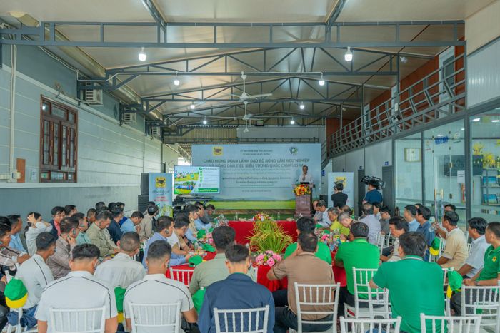 Toàn cảnh buổi trao đổi kinh nghiệm về Canh tác lúa thông minh của Đoàn Lãnh đạo Bộ Nông Lâm Ngư nghiệp Campuchia và nông dân với Lãnh đạo địa phương An Giang và Bình Điền tại HTX Nông nghiệp Phú Nông Xanh. Ảnh: BFC