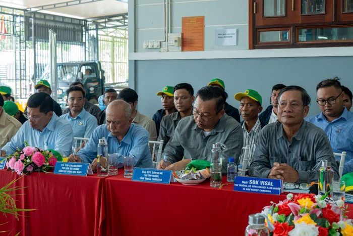Thứ trưởng Bộ Nông nghiệp, Lâm nghiệp và Thủy sản Campuchia (bìa phải) Sok Visal tham dự buổi Hội thảo tại xã Vĩnh Điều, tỉnh An Giang vào chiều ngày 28/8. Ảnh: BFC