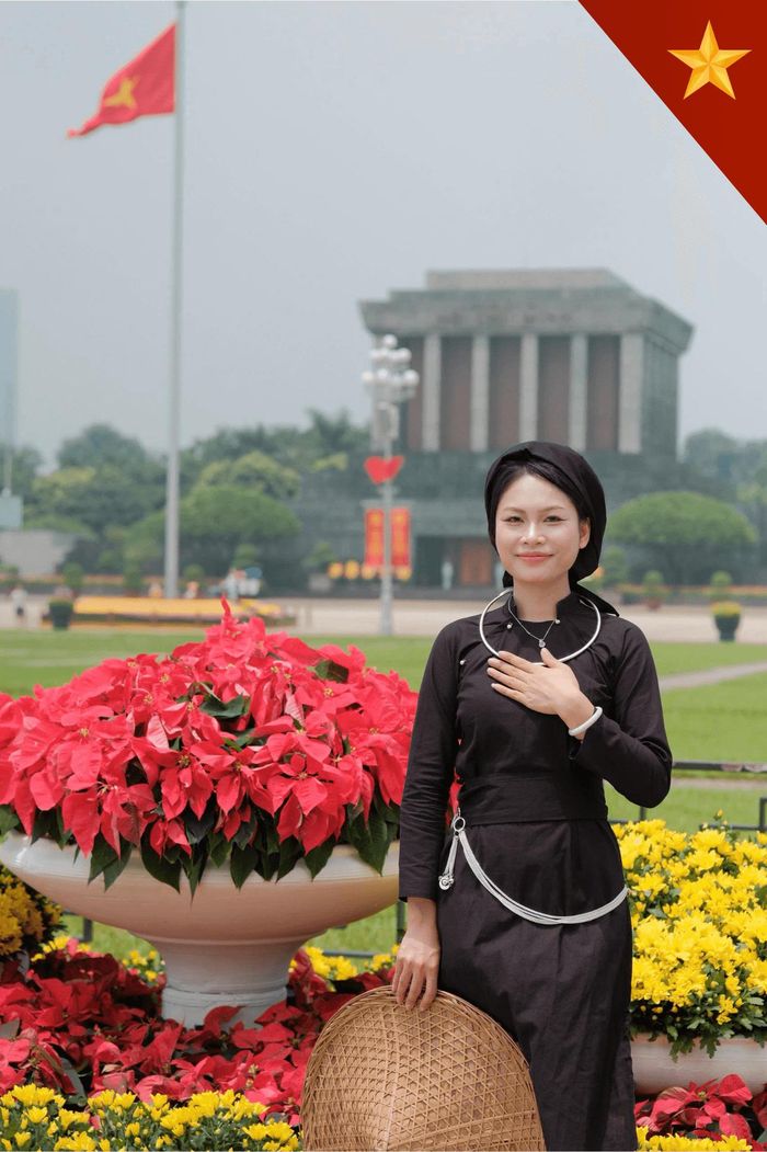 Cô giáo Nông Thu Thảo (Giáo viên lớp 2A12, Trường Tiểu học Tây Mỗ, Hà Nội) - người con quê hương Cao Bằng chụp ảnh lưu niệm tại Lăng Chủ tịch Hồ Chí Minh.