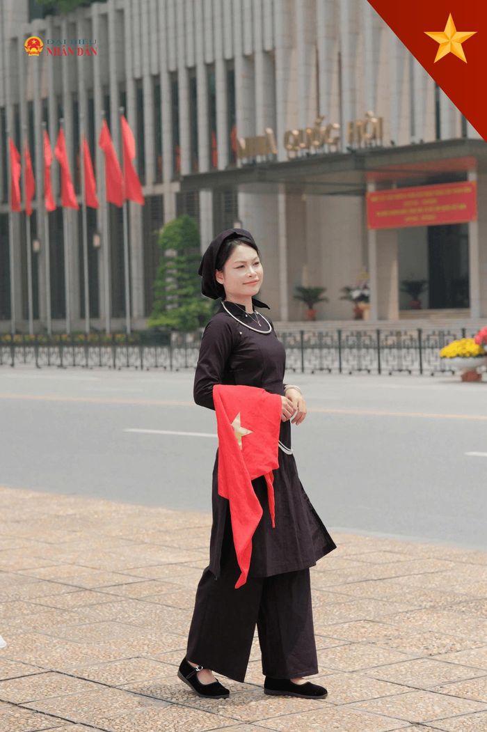 Lựa chọn tấm áo truyền thống của dân tộc Tày trong khoảnh khắc thiêng liêng cô giáo trẻ đã biến một hành động cá nhân thành một bài học đầy cảm hứng.