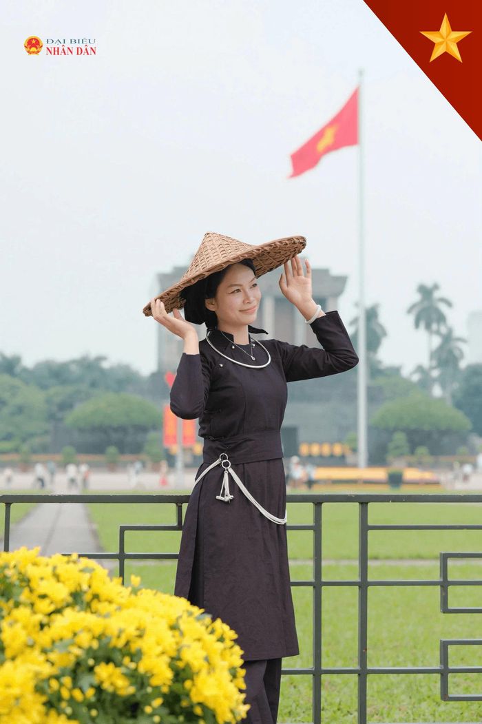 Lựa chọn tấm áo truyền thống của dân tộc Tày trong khoảnh khắc thiêng liêng, cô giáo trẻ đã biến một hành động cá nhân thành một bài học đầy cảm hứng.