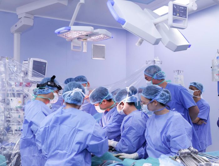 Ekip thực hiện ghép tim cho bệnh nhân. Ảnh: BVCC