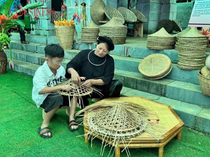 Nghề đan nón lá Nùng.