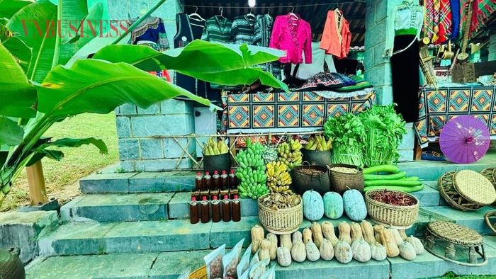 Phiên chợ có nhiều món ăn, sản vật đặc trưng của đồng bào các dân tộc.