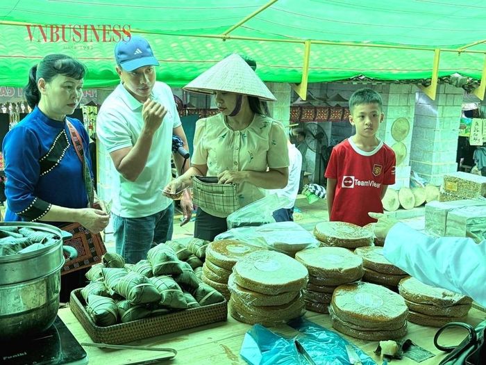 Đồng bào các dân tộc và khách du lịch đi chơi chợ, mua sắm tại chợ phiên.