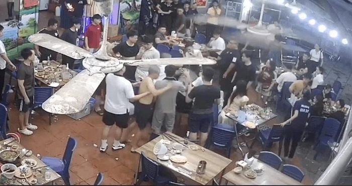 Sự việc xảy ra tại một quán ăn trên địa bàn phường Phú Diễn. Ảnh cắt từ video