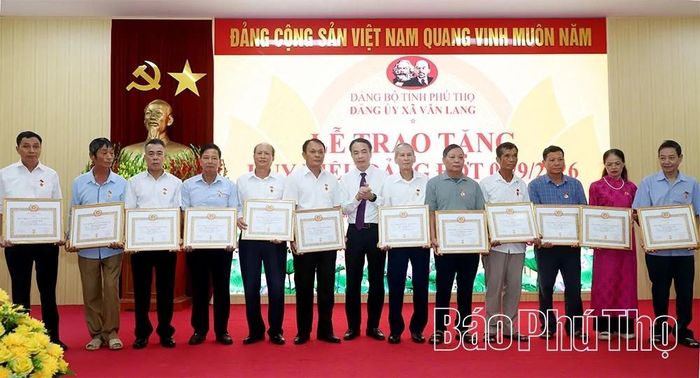 Đảng bộ xã Văn Lang có 88 đảng viên được tặng Huy hiệu Đảng dịp Quốc khánh 2/9/2026.