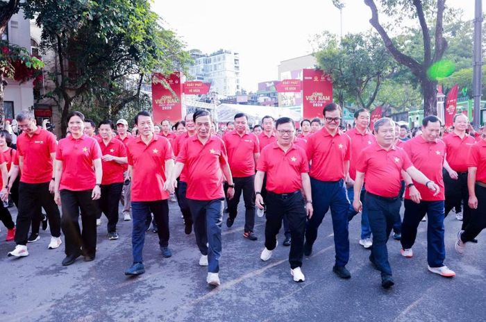 Phó Thủ tướng, Bộ trưởng Bộ Quốc phòng Phan Văn Giang cùng Bộ trưởng Bộ Công an Lương Tam Quang và các đồng chí lãnh đạo, đại biểu, nhân dân, cán bộ, chiến sĩ đi bộ vòng quanh hồ Hoàn Kiếm.