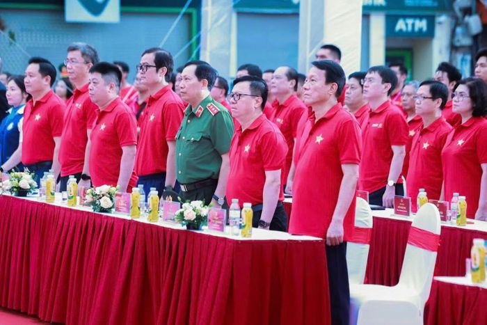 Bộ trưởng Bộ Công an Lương Tam Quang, Tổng biên tập Báo Nhân dân Lê Quốc Minh cùng các đồng chí lãnh đạo, đại biểu thực hiện nghi thức chào cờ trước lễ khai mạc chính thức.