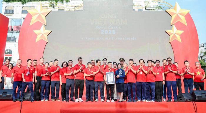 Tổ chức Kỷ lục Guinness Thế giới trao chứng nhận chương trình “Cùng Việt Nam tiến bước” xác lập Kỷ lục Guinness Thế giới.