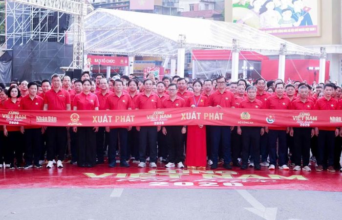 Phó Thủ tướng, Bộ trưởng Bộ Quốc phòng Phan Văn Giang cùng Bộ trưởng Bộ Công an Lương Tam Quang và các đồng chí lãnh đạo, đại biểu, nhân dân, cán bộ, chiến sĩ trước điểm xuất phát.